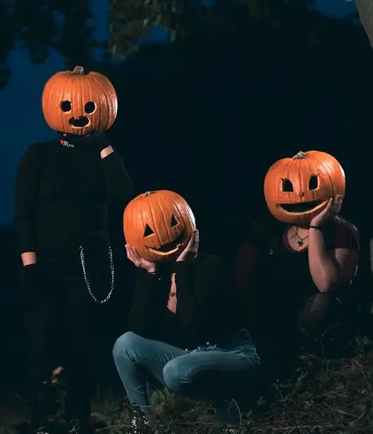 Foto på tre pumpa maskerade person från vårt hundspa i Sjöbo